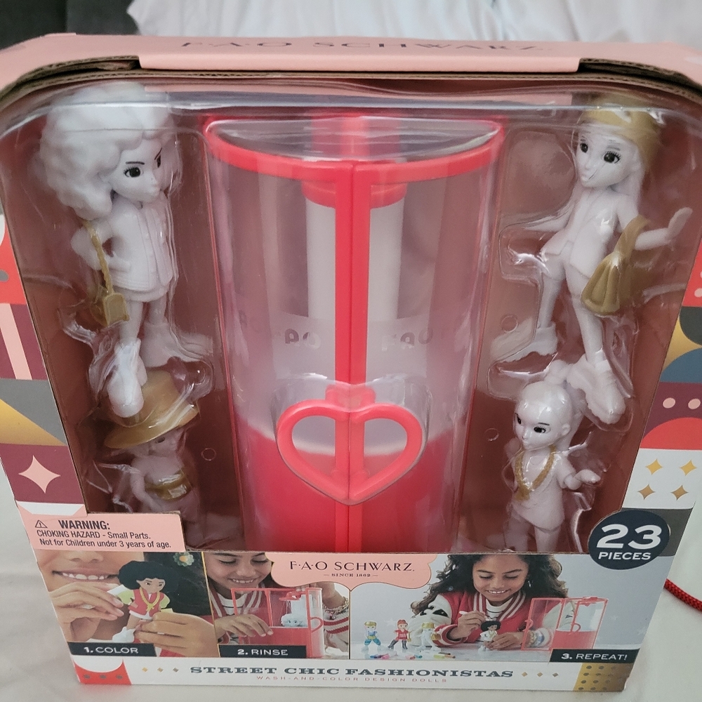 FAO Schwarz Street Chic Fanshionistas Wash And Color Design Dolls